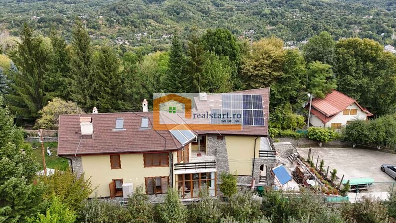 Breaza, vedere padure, panouri solare si fotovoltaice, pompa de caldura, semineu.